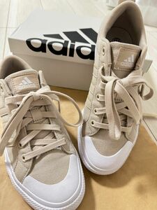 adidas スニーカー