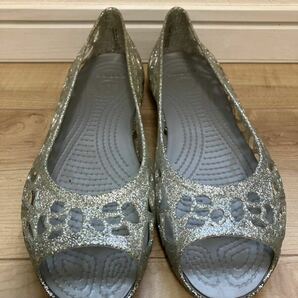 美品!!クロックス☆イザベラ グリッター フラット サンダル J6/24cm ラメ シルバー☆キッズ レディース 靴 シューズ crocsの画像1