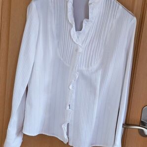（Clothing）クロージング　白　フリルブラウス　長袖白ブラウス ホワイト 長袖シャツ フリル シャツ　おしゃれ　上品　