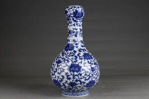 古びた蔵『清 乾隆年製 陶磁器 青花纏枝蓮紋 蒜頭瓶』極細工 置物 擺件 古賞物 古美術 中国古玩