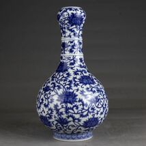 古びた蔵『清 乾隆年製 陶磁器 青花纏枝蓮紋 蒜頭瓶』極細工 置物 擺件 古賞物 古美術 中国古玩_画像2