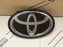 ★新品 カムリ, アバロン, RAV4, シエナ, ハイランダー用 ラジエーター グリル (フロントパネル) エンブレム トヨタ 純正部品_画像1