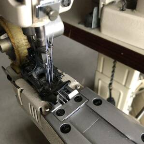【引取限定】中古品 MS-1261 現状品 JUKI 腕型3本針二重環縫ミシン 工業用ミシン台付 動作未確認の画像3