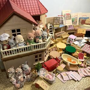 大量まとめて エポック社 SYLVANIAN FAMILIES シルバニアファミリー 赤い屋根の大きなお家 家具 小物 人形 等 ジャンク扱い の画像2