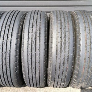 205/70R17.5 ブリヂストンR202 タテ溝タイヤ 23年製新車外しバリ山 6本セットの画像1