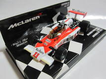 即決 PMA 1/43 マクラーレン M23 1976年日本GP3位 チャンピオン獲得 №11 ジェームス・ハント マルボロ仕様 レインタイヤ／ガッツポーズ_画像3