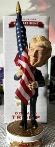 President Donald Trump Hugging American Flag Bobblehead NIB 2020 海外 即決