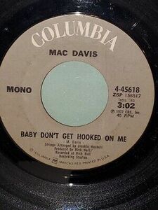 MAC DAVIS 7" 45 RPM - "Baby Don't Get Hooked on Me""Poem for the Little Lady" VG 海外 即決