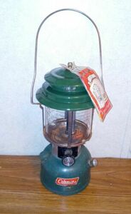 Vintage Coleman Model 220 H Mantle Lantern Plus a Bag of Gold Top Mantles 4pk 海外 即決