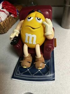 M&M's Candy Dispenser Big Yellow Peanut M&M in Recliner 1999 海外 即決