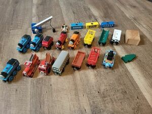 Lot of 14 Magnetic Thomas The Tank Engine Train & Friends Wooden Railway Pieces 海外 即決