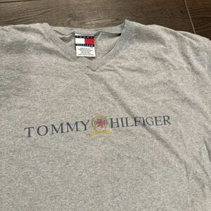 Vintage Tommy Hilfiger Spell Out V Neck T-Shirt; Men’s Sz L (discolor @ neck) 海外 即決