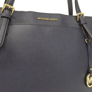 16722 美品 MICHAEL KORS マイケルコース サフィアーノ レザー メタルロゴ G金具 ジップ 肩掛け トートバッグ ショルダーバッグ カバン 紺の画像2