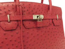 17043 美品 高級 オーストリッチ レザー カデナ 南京錠 シルバー金具 ベルトタイプ トートバッグ ハンドバッグ 鞄 赤 レッド レディース_画像2
