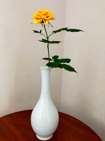 【角谷英明】名張窯 作家物 箱付き 白磁 牡丹彫鶴首花瓶