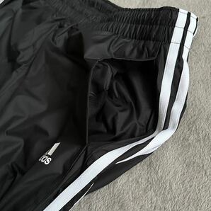 格安送料 2XL 新品 adidas ウィンドパンツ 撥水 防風 ウィンドブレーカー ウインド トラックパンツ スリーストライプス 黒 ブラック XXL XOの画像4