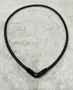 1円スタート ～ ファイテン(phiten) ネックレス RAKUWAネックX50 Vタイプ ブラック 50cm