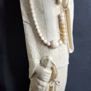 ◆中国彫刻置物 美人 老人と子供 在銘 樹脂 飾物 古い 細密彫刻 夫婦 骨董 古い 芸術 美術品 女性 男性 時代 寿老人 ペア 象牙風 仏像の画像3