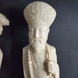 ◆中国彫刻置物 美人 老人と子供 在銘 樹脂 飾物 古い 細密彫刻 夫婦 骨董 古い 芸術 美術品 女性 男性 時代 寿老人 ペア 象牙風 仏像の画像2