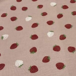 国産　イチゴ柄　くすみピンク　シーチング生地　生地幅×50