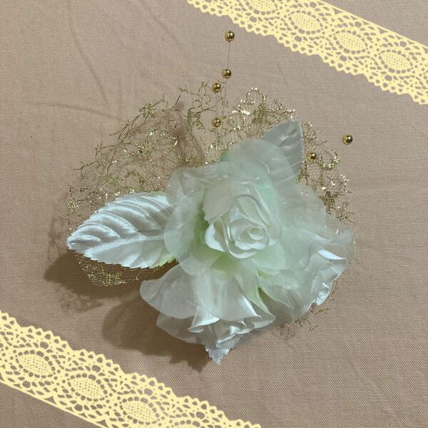 コサージュ ハンドメイド 日本製 薔薇 バラ ローズ ホワイト 白 花 花飾り クリップ ブローチ 安全ピン アクセサリー 髪飾り