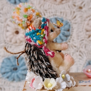 ハンドメイド♪ハリネズミちゃん＆ポンポンニット帽＆ビンテージ風の花輪＆蝶＆おもちゃ 羊毛フェルトミニチュア hedgehogの画像8