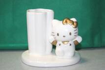 サンリオ ハローキティ 陶器製 ペン立て 約10.5cm サンリオ製品 1998年 Sanrio Hello Kitty ゴールドリボン オーバーオール フィギュア_画像1