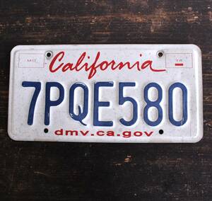 【クリックポスト 送料無料】* カリフォルニア ナンバープレート 2013年以降 ライセンスプレート カープレート CALIFORNIA 「7PQE580」 332