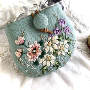  ♪はんど刺繍**やっぱり可愛いミニケース“(ポーチ)春花アレンジメント刺繍…マーガレット＊野薔薇…スカイブルーちび可愛handmade