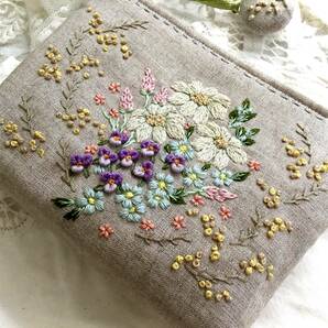 ♪はんど刺繍**コスメポーチ“多種多様ミモザすみれマーガレット刺繍アレンジメント*刺繍*グレー系リネン*刺繍チャーム付きhandmadの画像1