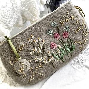 ♪はんど刺繍*横長丸みのポーチ”多種多様お花”チューリップなどアレンジ*生成り系リネン*チャーム付きhandmadeの画像6