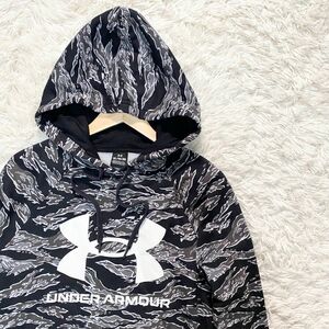 UNDER ARMOUR パーカー　ブラック　ホワイト　総柄　サイズXL