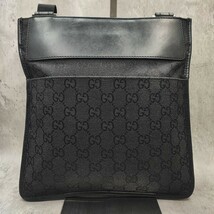 極美品/付属品付き●GUCCI グッチ メンズ ショルダーバッグ サコッシュ ポシェット 斜め掛け GGキャンバス ロゴプレート レザー 黒ブラック_画像3