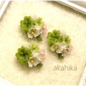 akahika*樹脂粘土花パーツ*ブーケ・花束・四葉のクローバーと小花・ピンクの画像1