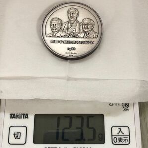 3-▲新日本銀行券発行記念 メダル 純銀製 123.5g ケース入り シルバー100 刻印入り 造幣局製造 1984年 花菱七宝紋様 霊峰富士 国鳥雉子 鶴の画像2