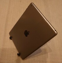 液晶無傷iPad第5世代(A1822)本体128GBグレイWi-Fiモデル完動品動作確認済み1円スタート送料無料_画像3