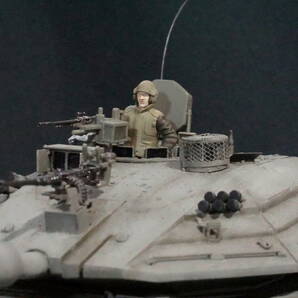 アカデミー 1/35 メルカバ Mk.Ⅳ 市街戦闘対応型 プラモデル(NO.13227)塗装済み完成品 人形2体 砂漠の情景の飾り台付き IDF イスラエルの画像6