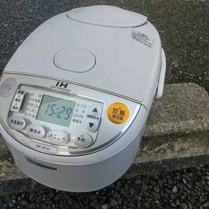 送料無料／ZOJIRUSHI 象印 IH炊飯器 NP-VE10 5.5合炊き 2011年製 中古一応動作品の画像1