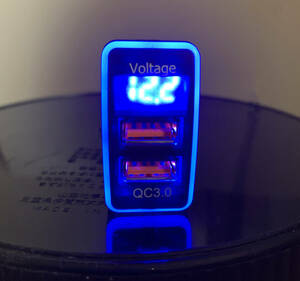 送料無料 トヨタ ダイハツ 電圧表示 40×22mm ヒューズタイプ Bタイプ USBポート急速充電 3.0×2ポート LED発光アイスブルー2234