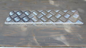 キャラバン　NV350Ｖ　リアバンパーステップカバー タイプ１　アルミ製縞板　ナロー用　訳アリ品