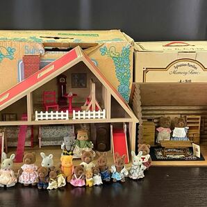 【4R2】1円スタート Sylvanian Families シルバニアファミリー 木製 丸太小屋+デラックスハウス+人形21体 まとめセット 玩具 ドール の画像1