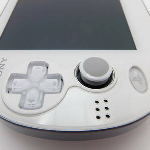 新品同様 クリスタル ホワイト PSVITA PCH-1000 液晶画面は、完全に無傷 ほとんど未使用に近い 付属品も綺麗な美品 全7点セットの画像6