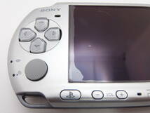 PSP-3000　新品に近い綺麗な美品　シルバー　液晶画面は、完全に無傷、ヤケ無し　バッテリー、アダプター2個付　フィルムは、未使用 全14点_画像4