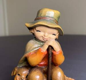 05/古い木彫人形★アンリ人形/Ferrandiz　ハットとマントの男の子　10.5センチ　イタリア製★人形 置物