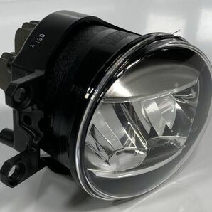 美品/低走行 ヴォクシー ZRR80W ハリアー ZSU60W アルファード AGH30W 純正 右フォグランプAssy RH LED 81210-48051 48-150 管理18155∞の画像2