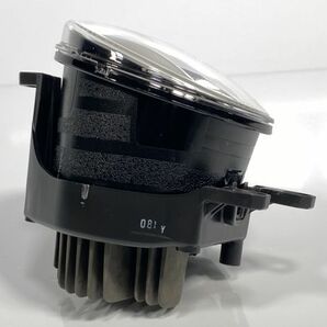 美品/低走行 ヴォクシー ZRR80W ハリアー ZSU60W アルファード AGH30W 純正 右フォグランプAssy RH LED 81210-48051 48-150 管理18155∞の画像5