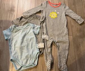 ベビーギャップ(babyGAP)のオーバーオール(60cm)+ユニクロベビー メッシュボディスーツ(70cm)2枚セット