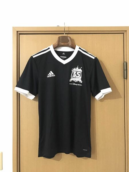 ☆adidas×Disney35th☆東京ディズニーランドディズニーリゾート記念ゲームシャツ背面NO35コラボTシャツプラクティスシャツ ユニフォーム