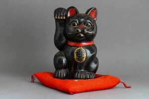 【古】1545 木彫黒漆招き猫 置物 昭和レトロ 郷土玩具 縁起物 アンティーク インテリア 