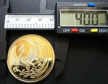 鳳凰 金貨 菊の御紋 天皇陛下御即位記念 圓菊紋　大型金貨 日本国 メダル 日本金貨 記念メダル カプセル付き_画像3